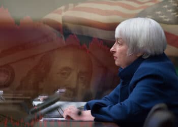 Janet Yellen con billete de dolar, bandera de estados unidos y grafico bajista en el fondo