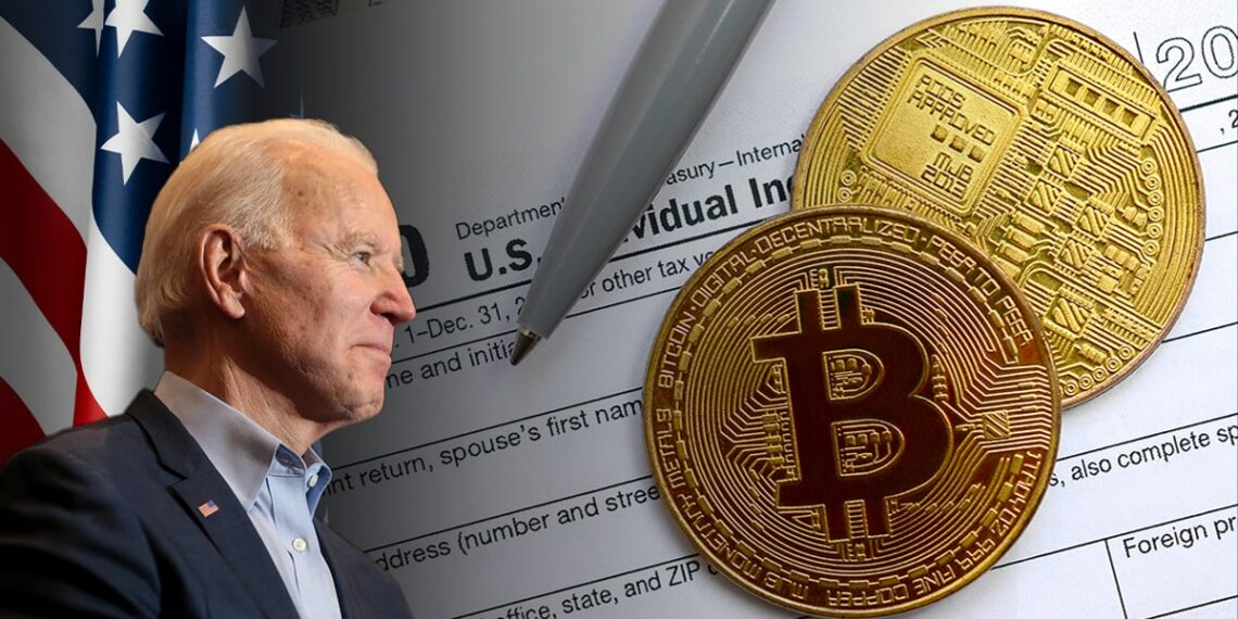 Joe Biden en frente de bandera de los Estados Unidos junto a monedas de bitcoin sobre planilla de declaración de impuestos