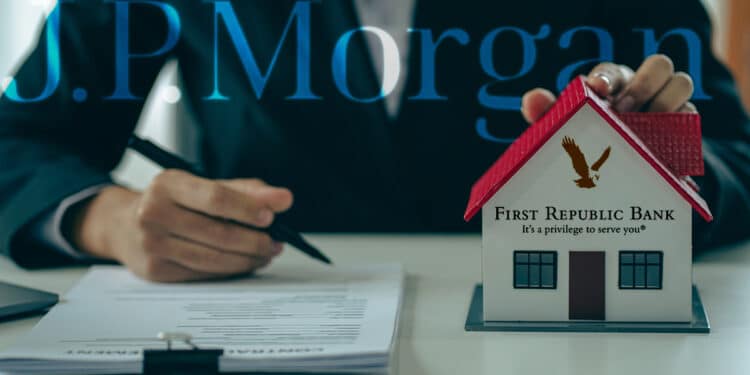 persona firmando documento de compra sosteniendo figura de casa con logo de First Republic bank y logo de JP Morgan en el fondo