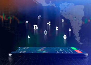 celular con criptomonedas junto a mapa de Latinoamerica.