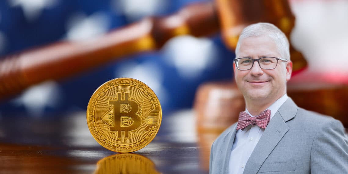 Representante Patrick McHenry con moneda de bitcoin sobre escritorio legal y bandera de Estados Unidos en el fondo