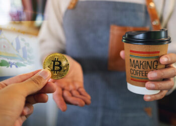 persona pagando con moneda de bitcoin café con logo de making coffee y bandera de el salvador en el fondo