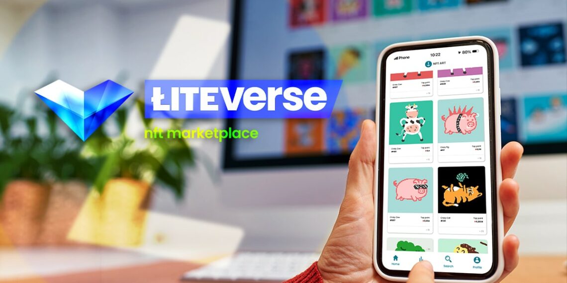 persona sostiene teefono movil con marketplace de nft en pantalla junto a logo de Liteverse con logo de litecoin en el fondo