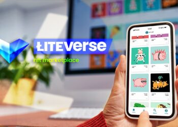 persona sostiene teefono movil con marketplace de nft en pantalla junto a logo de Liteverse con logo de litecoin en el fondo