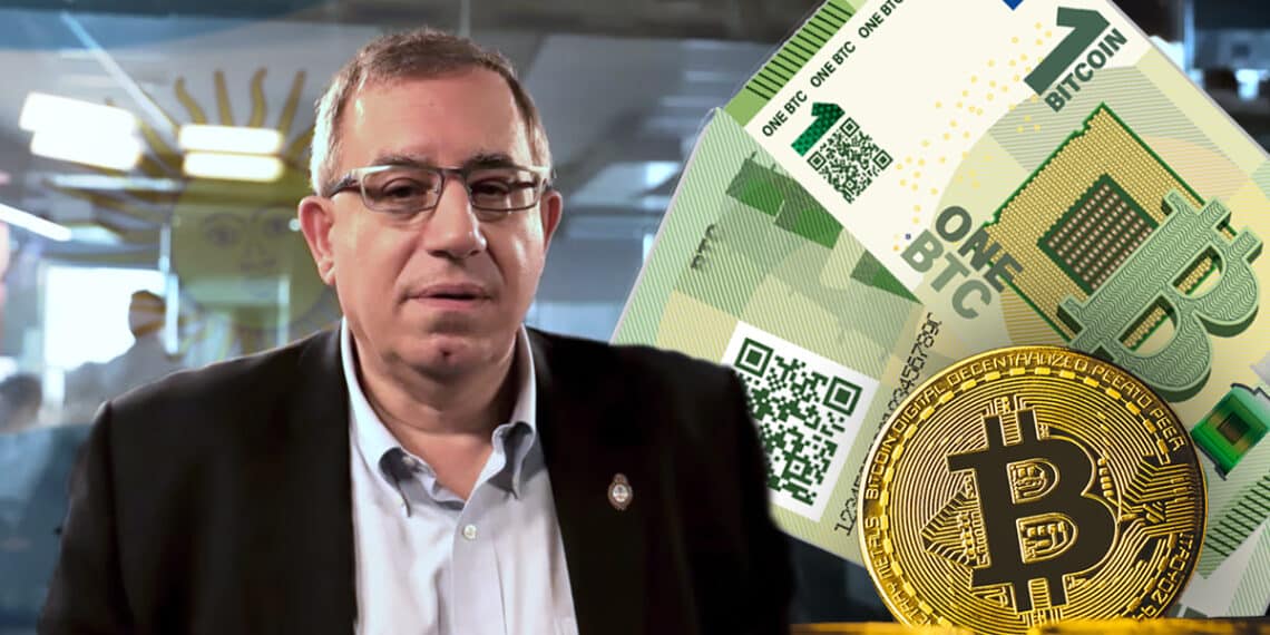 Maslatón junto a moneda de bitcoin bon billetes de 1 BTC y bandera de Argentina en el fondo