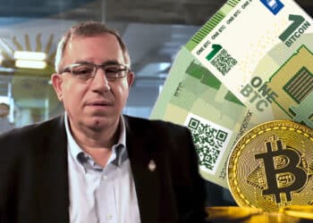 Maslatón junto a moneda de bitcoin bon billetes de 1 BTC y bandera de Argentina en el fondo