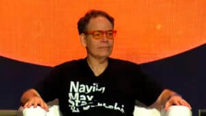 Max Keiser aparece como panelista durante un evento bitcoiner.