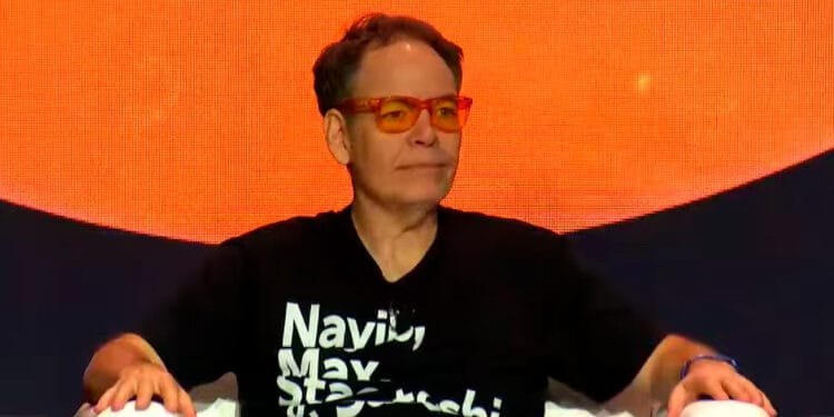 Max Keiser aparece como panelista durante un evento bitcoiner.