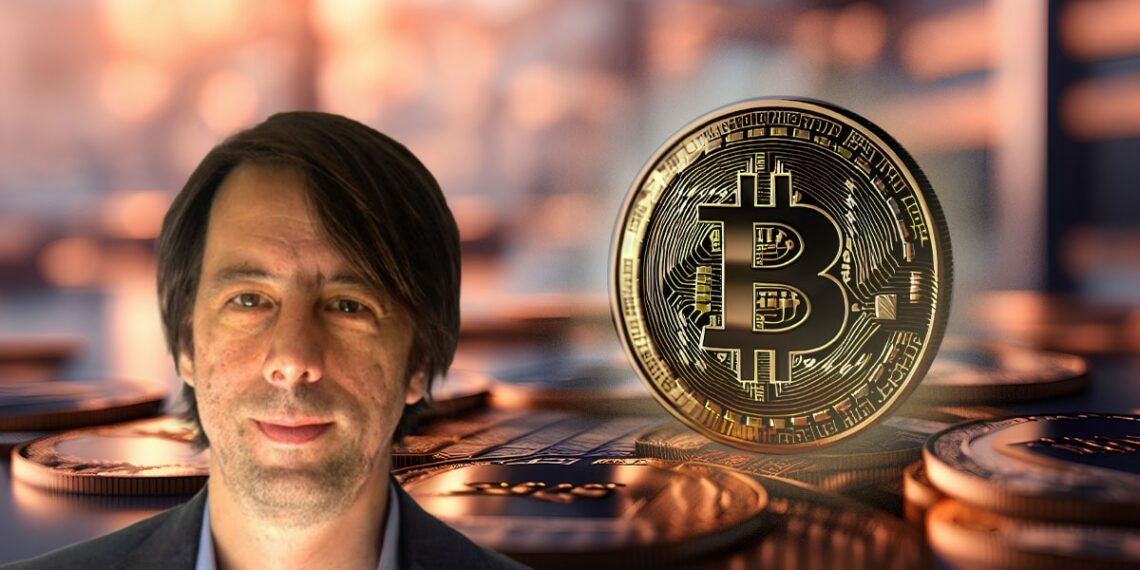 maximiliano Carjuza, con moneda de bitcoin entre monedas en el fondo