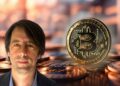 maximiliano Carjuza, con moneda de bitcoin entre monedas en el fondo