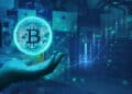 mano sosteniendo moneda digital de bitcoin con grafico alcista y mineros asic en el fondo