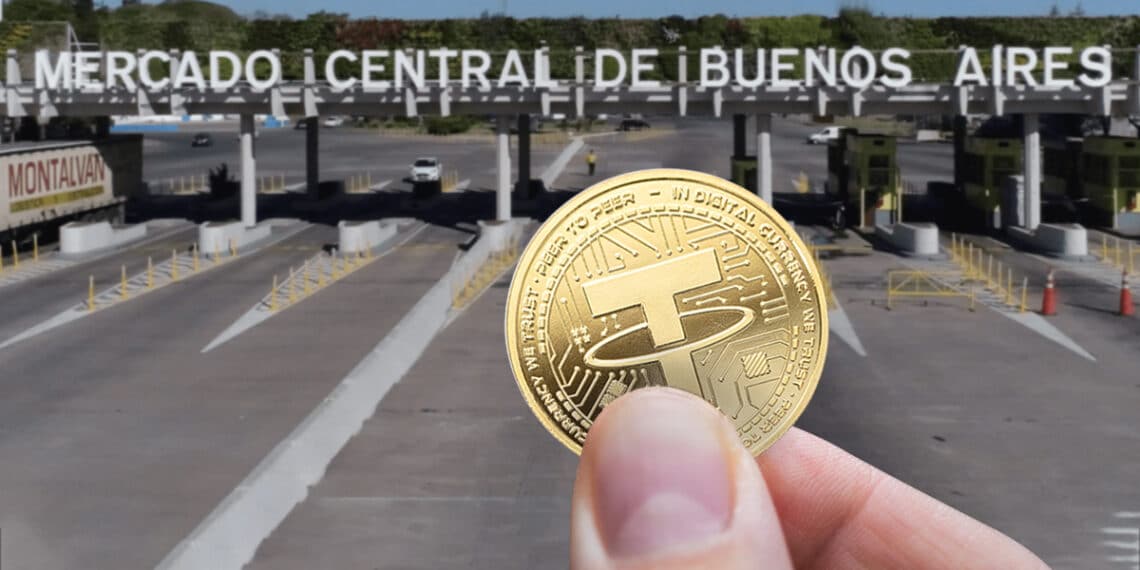 mano sostiendo moneda de tether con entrada al mercado Central de Buenos Aires en el fondo