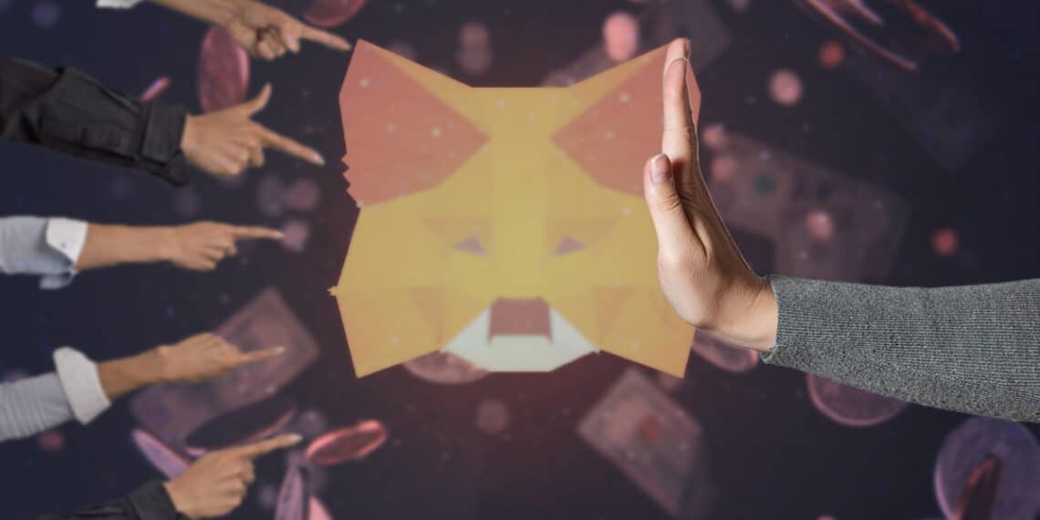 manos rechazando señalamientos de personas con logo de metamask y monedas cayendo en el fondo