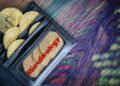 monedas de bitcoin dentro de billetera con logo de Microstrategy e indicadores de mercado reflejados sobre mesa