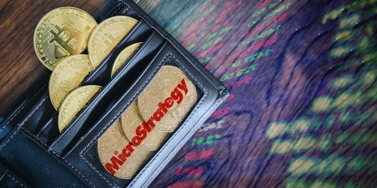 monedas de bitcoin dentro de billetera con logo de Microstrategy e indicadores de mercado reflejados sobre mesa