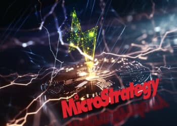 logo de microstrategy con relampago en plataforma de metal conectado por red de relampagos