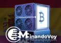 Minero ASIC junto a logo de MinandoVoy delante de bandera de España.