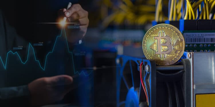 moneda de bitcoin sobre mienro ASIC de criptmonedas junto a persona señalando máximo en grafico de linea