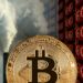moneda de bitcoin con emisiones de carbono y rigs de minería en el fondo