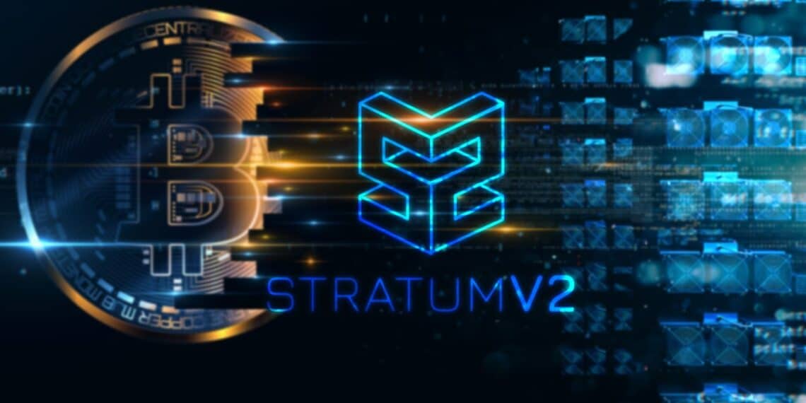 logo de Stratum V2 entre moneda de bitcoin siendo minada junto a rigs de mineros ASIC