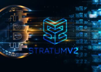 logo de Stratum V2 entre moneda de bitcoin siendo minada junto a rigs de mineros ASIC