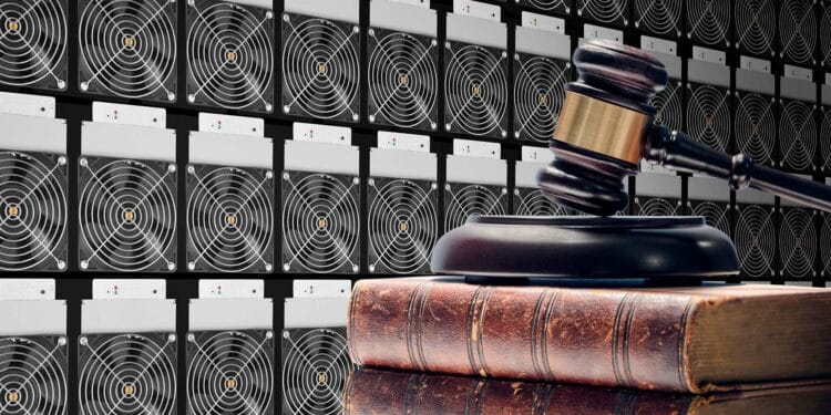 Mineros de bitcoin junto a martillo de ley.