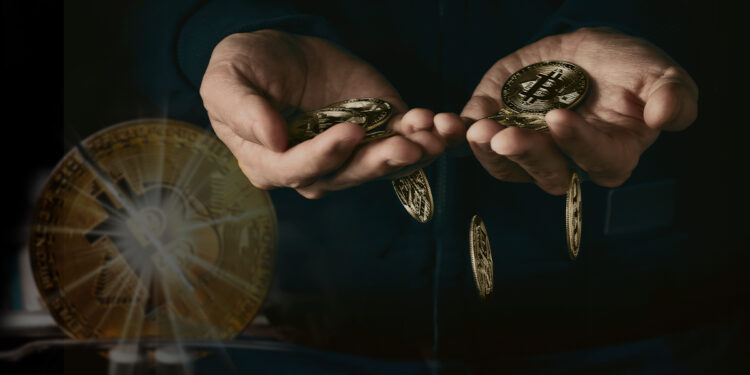 monedas de bitcoin cayendo de manos juntas con moneda de bitcoin dividiendose en el fondo