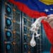 Mineros de bitcoin desconectados y bandera de Venezuela.