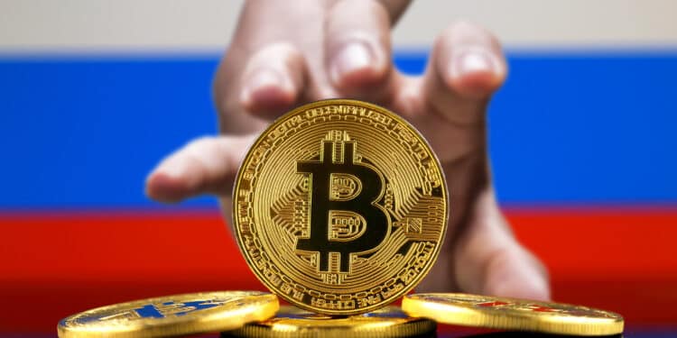 moneda de bitcoin con mano acechando detrás y bandera de bitcoin en el fondo