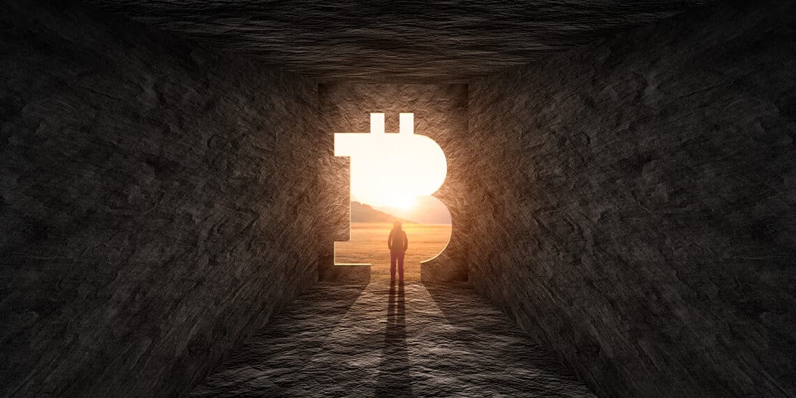 Mujer en tunel de bitcoin.