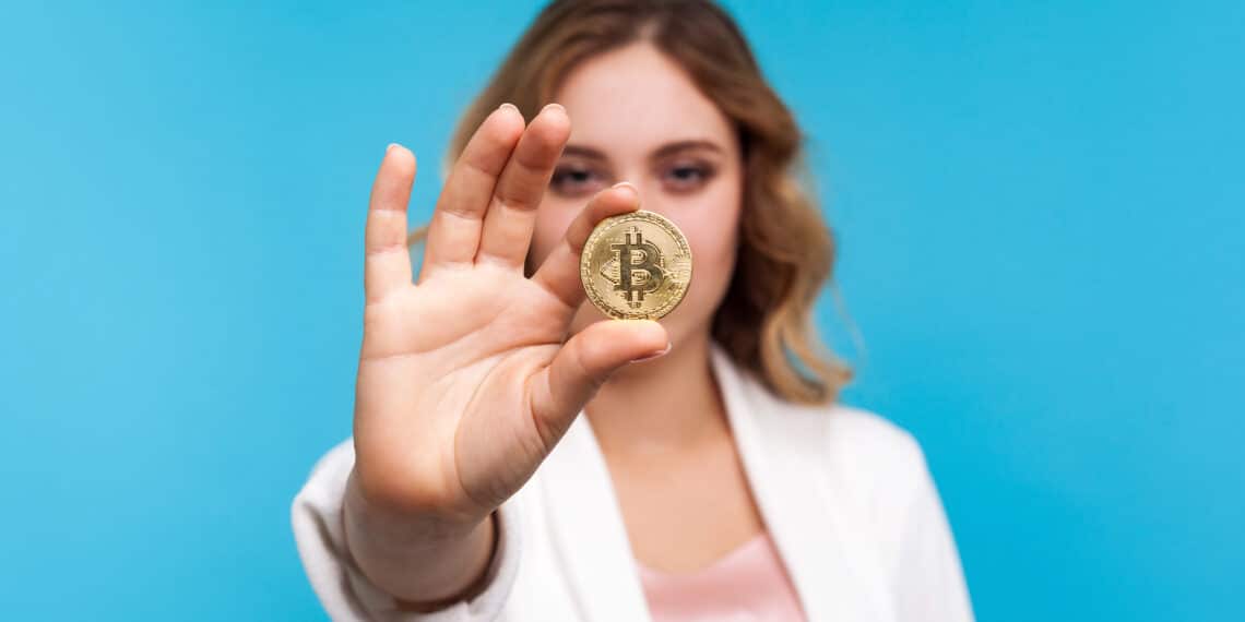 Mujer con bitcoin