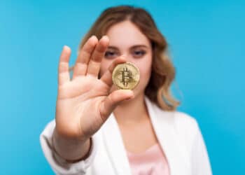 Mujer con bitcoin