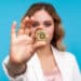 Mujer con bitcoin