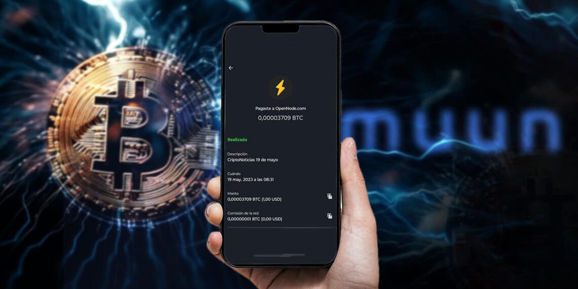 mano sosteniene telefono movil enviando bitcoin con lightning network con bitcoin y logo de muun wallet entre relampagos en el fondo