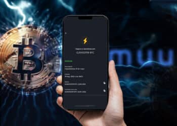 mano sosteniene telefono movil enviando bitcoin con lightning network con bitcoin y logo de muun wallet entre relampagos en el fondo