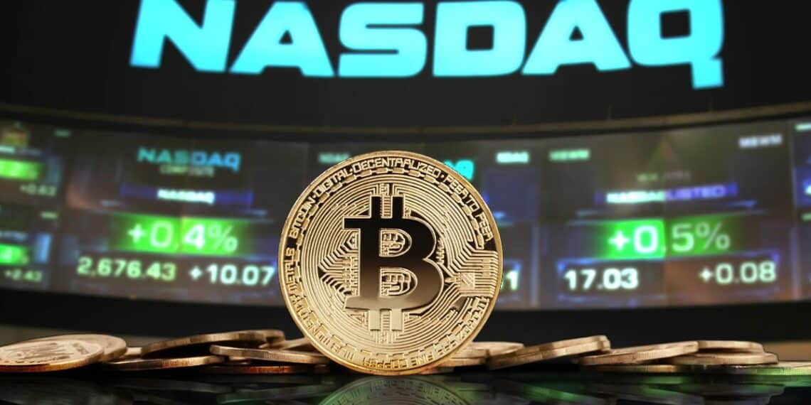 moneda de bitcoin con pantallas de NASDAQ en el fondo