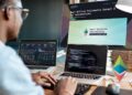 desarrollador de codigo con anuncio de becas de la fundación Ethereum en pantalla