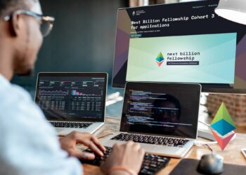 desarrollador de codigo con anuncio de becas de la fundación Ethereum en pantalla