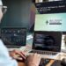 desarrollador de codigo con anuncio de becas de la fundación Ethereum en pantalla