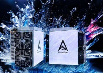 equipos ASIC para minería de bitcoin Avalon Made – Immersion Cooling Miner A1366I con liquido salpicando en el fondo
