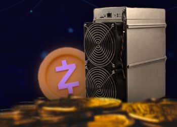 monero de Zcash Antminer Z15 Pro entre monedas apiladas y moneda de Zcash en el fondo