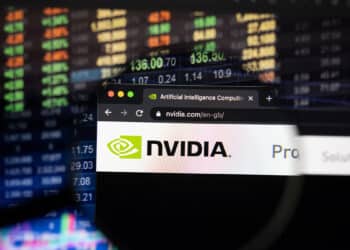 lupa enfocando página web de nvidia con graficos de mercado de valores en el fondo