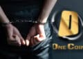 Cabecillas del esquema OneCoin arrestada junto al logo de OneCoin.