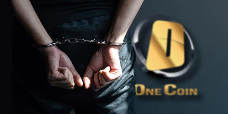 Cabecillas del esquema OneCoin arrestada junto al logo de OneCoin.