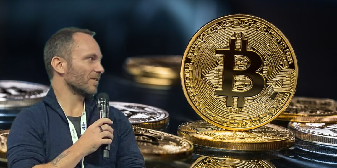 Paolo Ardoino junto a moneda de bitcoin