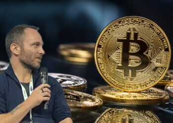 Paolo Ardoino junto a moneda de bitcoin