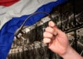 Bandera de Paraguay, mano con enchufe y mineros de bitcoin.