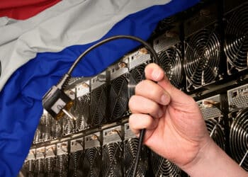 Bandera de Paraguay, mano con enchufe y mineros de bitcoin.