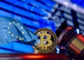 bandera de la unión europea junto a moneda de bitcoin y martillo de juez con edificio del parlamento europeo en el fondo
