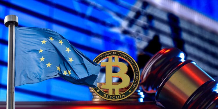 bandera de la unión europea junto a moneda de bitcoin y martillo de juez con edificio del parlamento europeo en el fondo